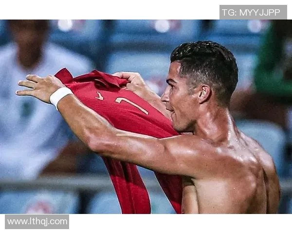 足球女星精彩瞬间凝聚力量与优雅的完美交融，展现霸气与美丽